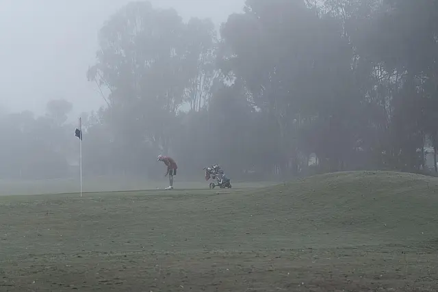 B261_Digital_open_Golfer in the mist